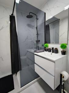 Ένα μπάνιο στο Apartman Luxe Victoria +36 φωτογραφίες