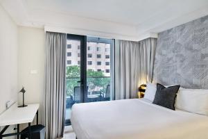 Ένα ή περισσότερα κρεβάτια σε δωμάτιο στο Kith Hotel Darling Harbour
