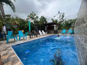 uma piscina num resort com pessoas a brincar em Posada Ashanty em Providencia