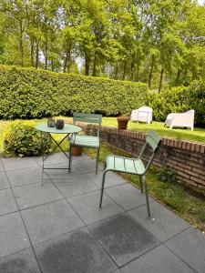 duas cadeiras e uma mesa e uma mesa e cadeiras em La Grange 28 em Bergen op Zoom