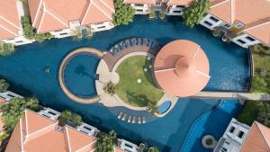 uma vista superior de uma piscina num edifício em Memoire Palace Resort & Spa em Siem Reap
