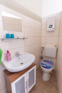 a bathroom with a sink and a toilet at Ferienwohnung Baatz in Lehnin