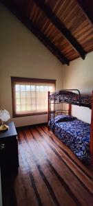 - une chambre avec des lits superposés et une fenêtre dans l'établissement Casa Arthémis -Fast Wifi, à Guápiles