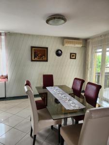 ein Esszimmer mit einem Glastisch und Stühlen in der Unterkunft Apartma Maka in Maribor
