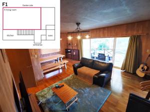 高森町的住宿－100泊で完成する民泊，客厅配有真皮沙发和桌子