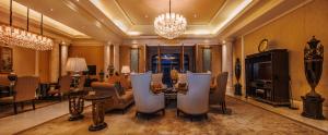 - un salon avec une table et des chaises dans l'établissement Wanda Reign Resort & Villas Sanya Haitang Bay, à Sanya