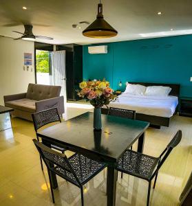 una habitación con una cama y una mesa con flores. en The Pacific Coast, en Boracay