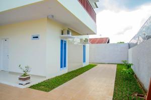 an external view of a house with a courtyard at RedDoorz syariah near Universitas Islam Riau in Pekanbaru
