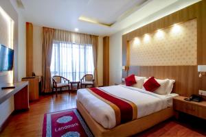 una camera d'albergo con un letto grande e un tavolo di Landmark Kathmandu a Kathmandu