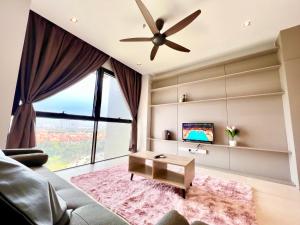 sala de estar con sofá y ventilador de techo en LB Cozy Home 1-10Pax 3Room Tropicana 4QBeds BalconyTV en Petaling Jaya