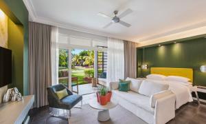sala de estar con sofá y cama en Long Beach Mauritius en Belle Mare