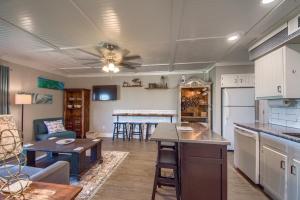 een keuken en een woonkamer met een plafondventilator bij River Hippie RRC A302 in New Braunfels