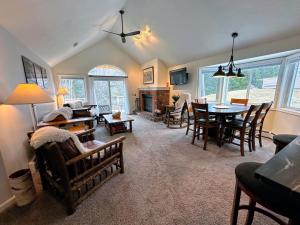 sala de estar con mesa y comedor en FV44 tastefully updated single level with AC, WiFi, en Bretton Woods