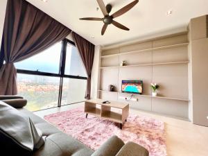 een woonkamer met een bank en een tv bij LC 1-10Pax 3Room Cozy Home 4Qbed WiFi TV Tropicana in Petaling Jaya