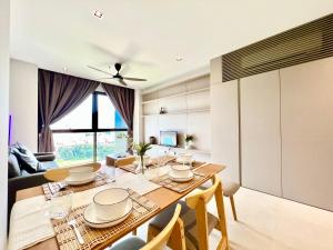a kitchen and dining room with a table and chairs at LC 1-10Pax 3Room Cozy Home 4Qbed WiFi TV Tropicana in Petaling Jaya