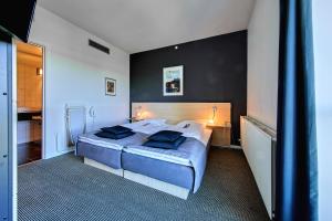 1 dormitorio con 1 cama con 2 almohadas en Radisson Blu Hotel i Papirfabrikken, Silkeborg, en Silkeborg