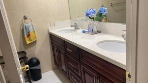 ein Badezimmer mit zwei Waschbecken und einem Spiegel in der Unterkunft Westminster Zen Home in Westminster