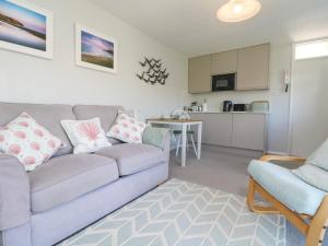 un salon avec un canapé et une cuisine dans l'établissement Bre An Mor, à Germoe