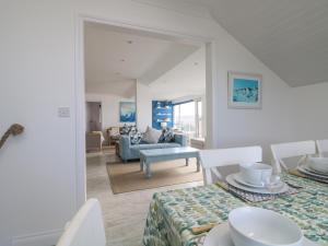 Porthtowan的住宿－St Ives View，白色的客厅配有沙发和桌子