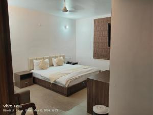 um quarto com uma cama e uma televisão em Hotel Destiny em Patna