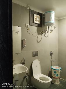 Hotel Destiny في باتنا: حمام صغير مع مرحاض ومغسلة