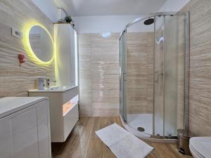 een badkamer met een douche en een wastafel bij New Istriaexperience in Koper