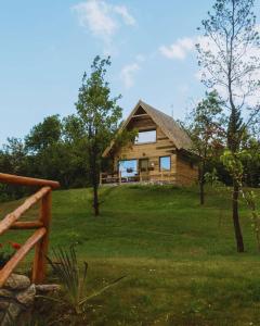 einem Blockhaus in der Mitte eines Feldes in der Unterkunft Eko Zaseok Brana 