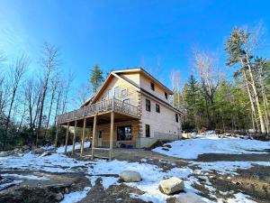 a log cabin in the woods in the snow at 31R Brand new log home on quiet side street in Bethlehem, close to Main Street! 20 min to skiing in Bethlehem