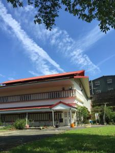 ein Gebäude mit einem Himmel im Hintergrund in der Unterkunft Shan Feng B&B in Gukeng