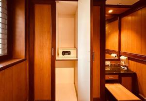 una pequeña cocina con fregadero y microondas en Holiday Valley Hotels And Resorts en Denkanikottai