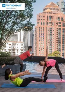 een groep mensen die yoga doen in de stad bij Wyndham Suites KLCC in Kuala Lumpur