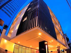 バンコクにあるAspira Suites Sukhumvit 20の白黒の大構造の建物