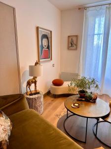 uma sala de estar com um sofá e uma mesa em Coural' Chic em Narbona