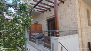 un balcón de una casa con una silla en Mediterranean Holidays, en Ierissos