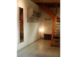un corridoio con scala in una casa di Friesenblick Comfortable holiday residence a Buttforde