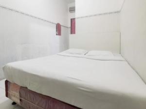 Postel nebo postele na pokoji v ubytování Kartini Residence RedPartner