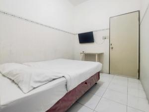 Postel nebo postele na pokoji v ubytování Kartini Residence RedPartner