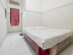 Postel nebo postele na pokoji v ubytování Kartini Residence RedPartner