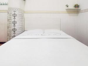 Postel nebo postele na pokoji v ubytování Kartini Residence RedPartner