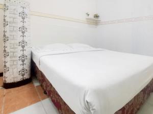 Postel nebo postele na pokoji v ubytování Kartini Residence RedPartner