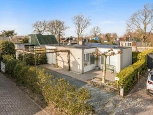 una vista aérea de una casa con patio en Holiday home Huijsmansverhuur, en Ouddorp