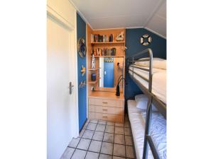 a small room with a bunk bed and a mirror at Huijsmansverhuur Type de Luxe plus Haringvliet 173 in Ouddorp