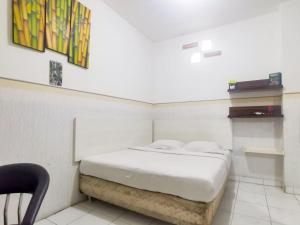 Postel nebo postele na pokoji v ubytování Kartini Residence RedPartner