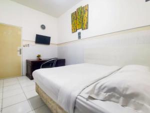 Postel nebo postele na pokoji v ubytování Kartini Residence RedPartner