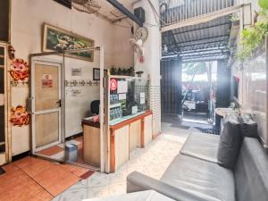 Kuchyň nebo kuchyňský kout v ubytování Kartini Residence RedPartner