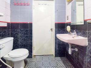 Koupelna v ubytování Kartini Residence RedPartner