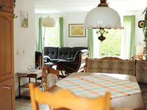 a living room with a couch and a table at Huijsmansverhuur Type Premium de Luxe in Ouddorp