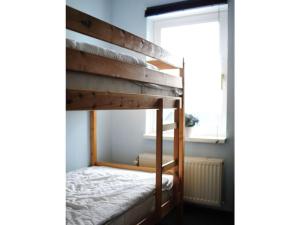 a bunk bed in a small room with a bunk beduteneway at Huijsmansverhuur Type Premium de Luxe in Ouddorp