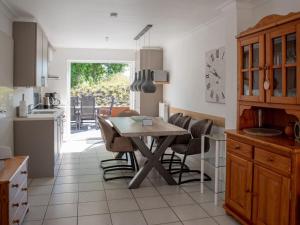 a kitchen with a table and chairs in a kitchen at Huijsmansverhuur Type Premium de Mosselbank 115 in Ouddorp