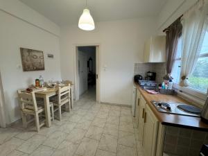 Kuchyň nebo kuchyňský kout v ubytování Sungate Villas